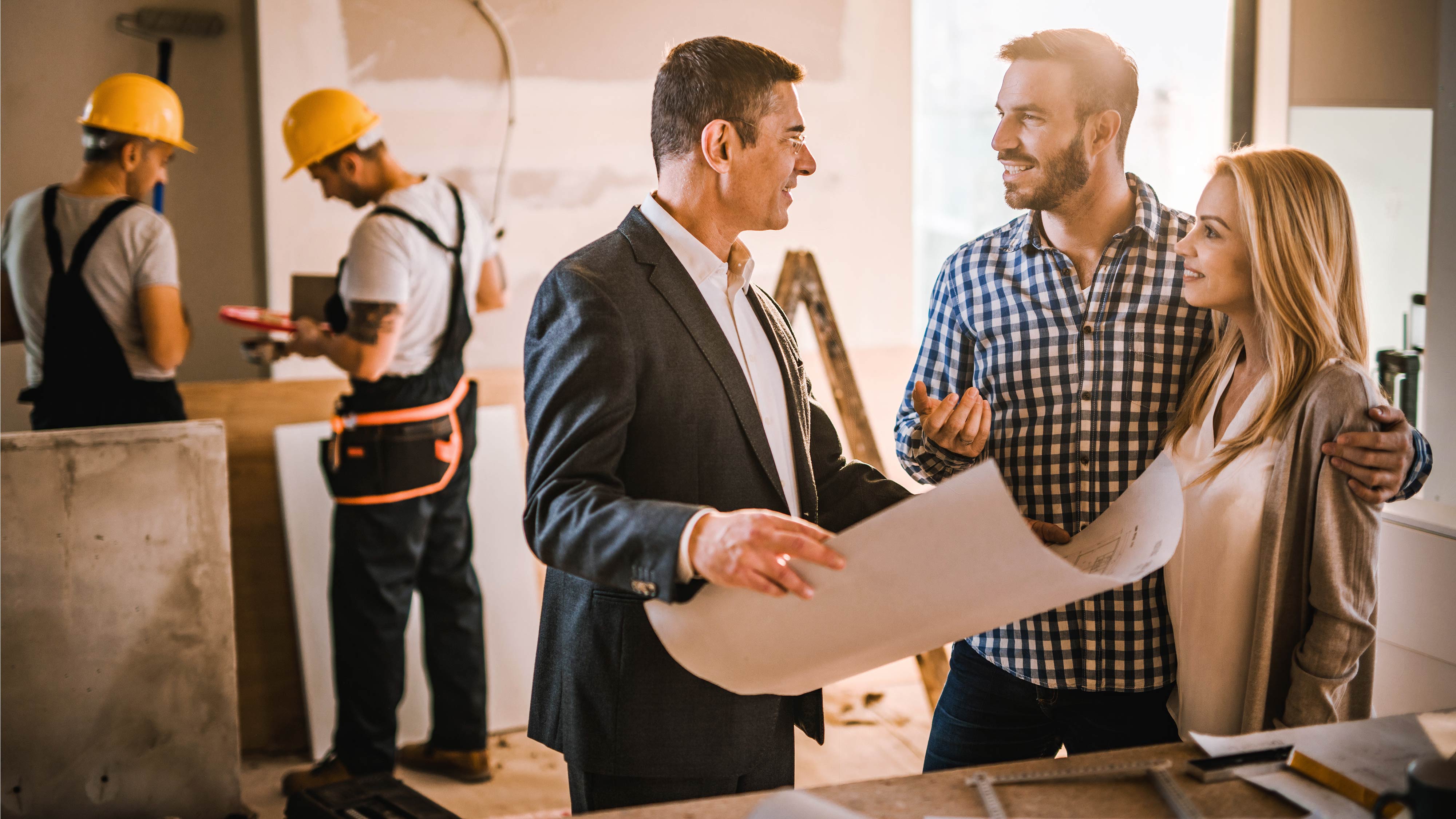 Persone che esaminano una planimetria durante lavori di ristruttu
